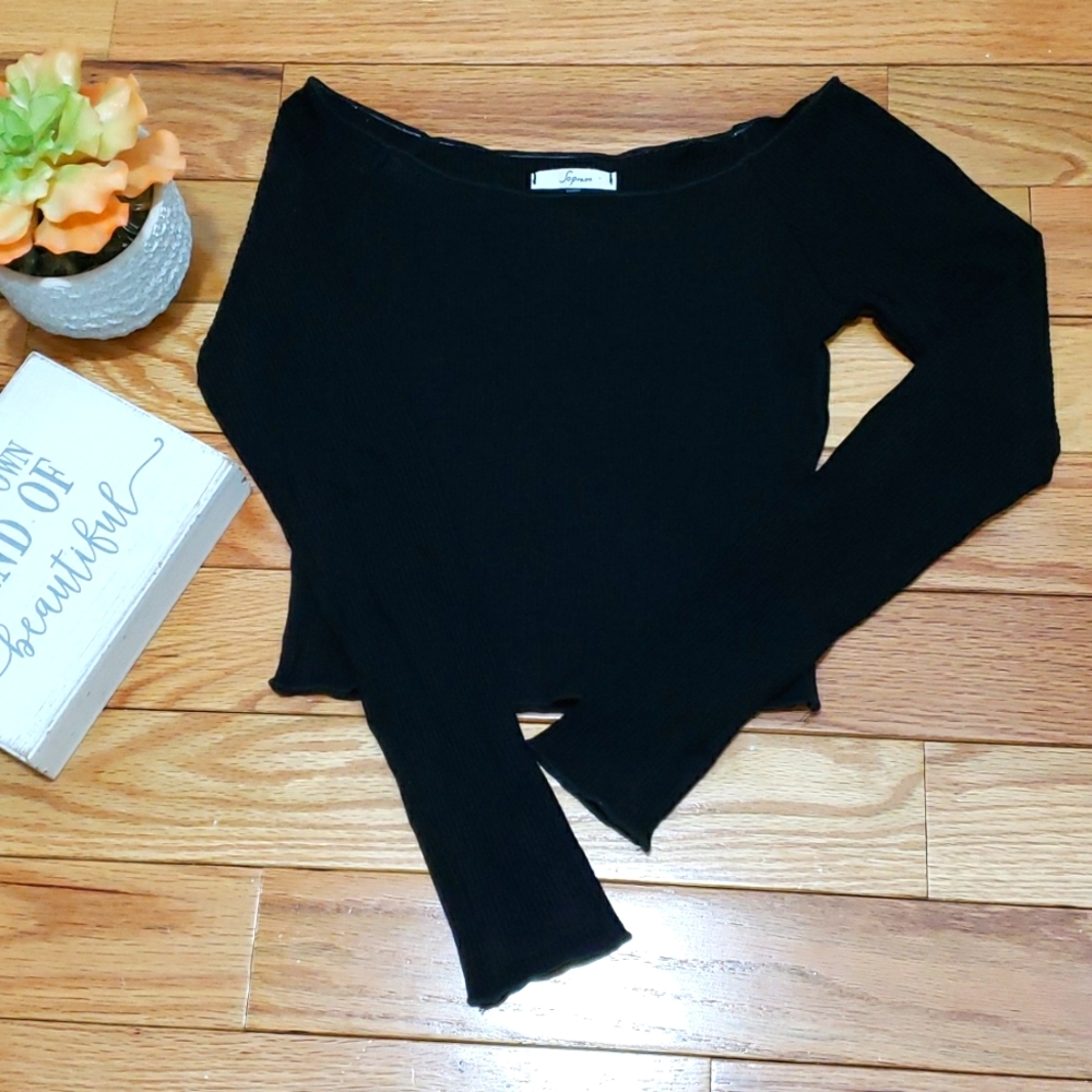 Black long sleeve cropped top